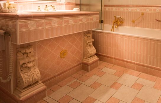 Romischer Kaiser Schlosshotel Vienna Great Prices At Hotel Info