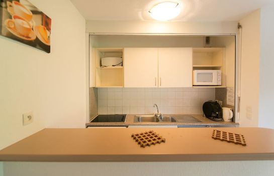 Küche im Zimmer Adonis Mouans-sartoux L'Albatros