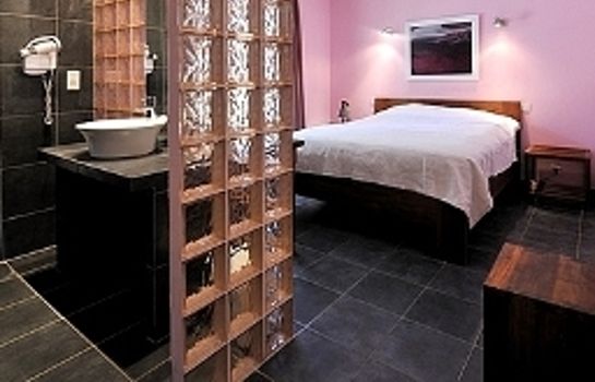 Hotel Des Pins Restaurant L Esprit Jardin Logis In Bedoin Hotel De