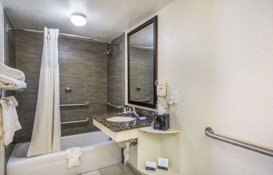 Camera Clarion Inn and Suites Clearwater Centra