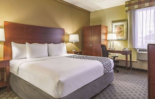 Zimmer La Quinta Inn & Suites by Wyndham Cleveland Airport West
