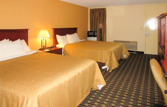 Zimmer Econo Lodge Inn and Suites