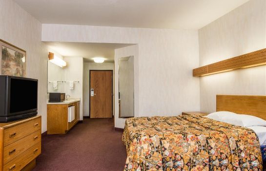 Suite DAYS INN AND SUITES INDIANAPOL