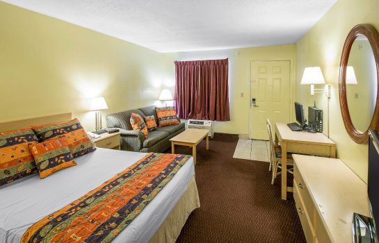 Room Econo Lodge  Inn and Suites Maingate Cen