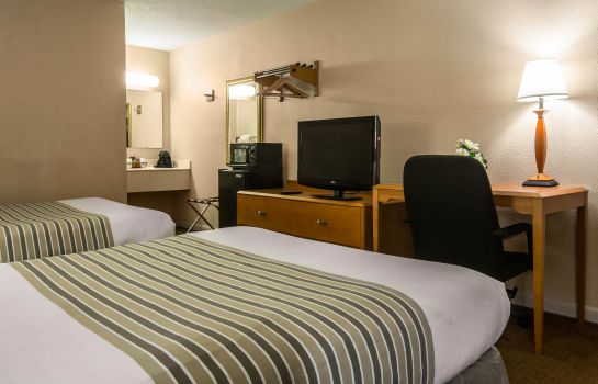 Room Econo Lodge Inn and Suites at Fort Benni