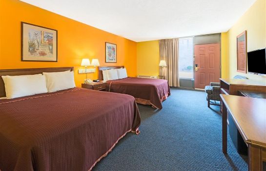 Zimmer Howard Johnson by Wyndham Springfield Hotel & Suites