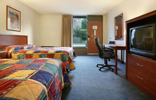 Zimmer Howard Johnson by Wyndham Springfield Hotel & Suites