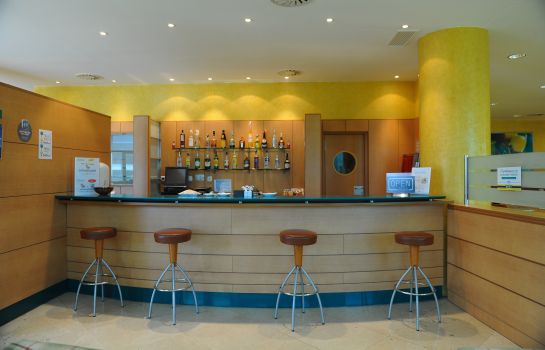 Bar del hotel Cityexpress Santander Parayas