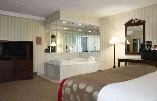 Suite Ramada Greensburg Hotel