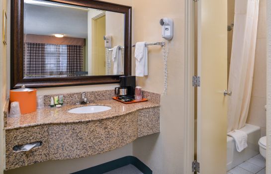 Info UNIVERSITY INN AND SUITES