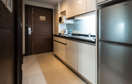 Küche im Zimmer Legacy Suites Hotel Sukhumvit