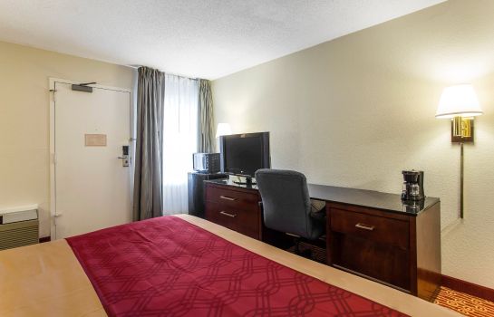 Zimmer Econo Lodge Inn and Suites Airport