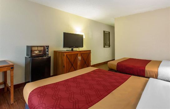 Zimmer Econo Lodge Inn and Suites Airport