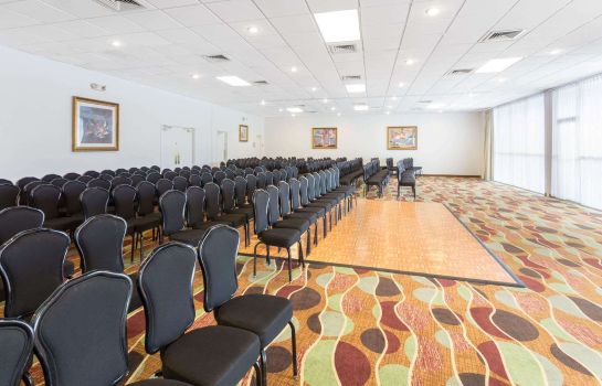 Conference room Howard Johnson by Wyndham Lakeland
