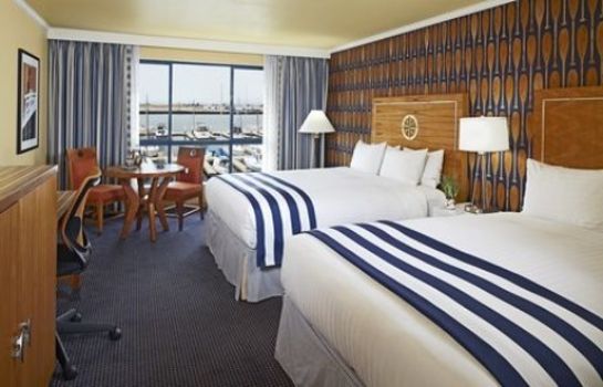 Chambre Waterfront Hotel