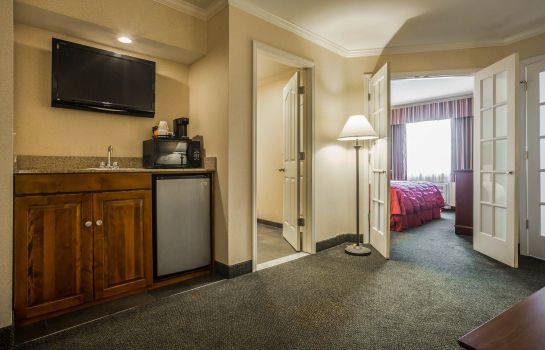 Suite Clarion Inn and Suites at the Outlets of