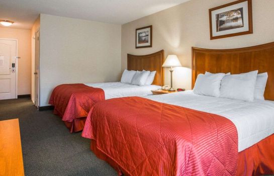 Zimmer Clarion Inn and Suites at the Outlets of