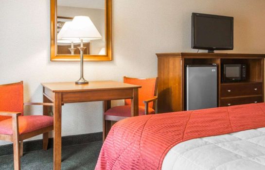 Zimmer Clarion Inn and Suites at the Outlets of