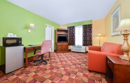 Suite Super 8 by Wyndham Lake of the Ozarks