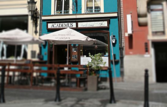 Außenansicht Academus Cafe/Pub & Guest House