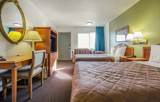 Zimmer Rodeway Inn and Suites