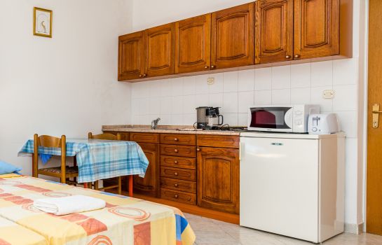 Kitchen in room Hotel Villa Valjalo