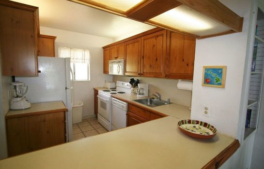 Küche im Zimmer Menehune Shores 424 2 Bedrooms Condo by RedAwning
