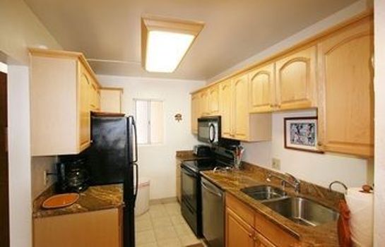 Küche im Zimmer Menehune Shores 424 2 Bedrooms Condo by RedAwning