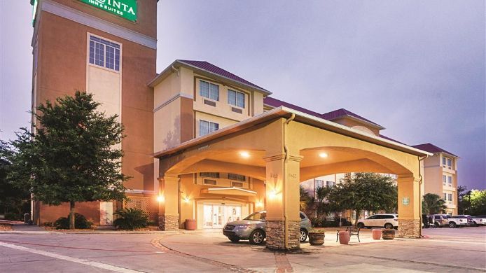 Comfort Inn And Suites Near Six Flags An 3 Hrs Star Hotel In San