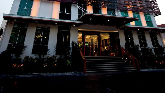 Vouk Hotel Suites 4 Hrs Star Hotel In Bandar Jelutong - 