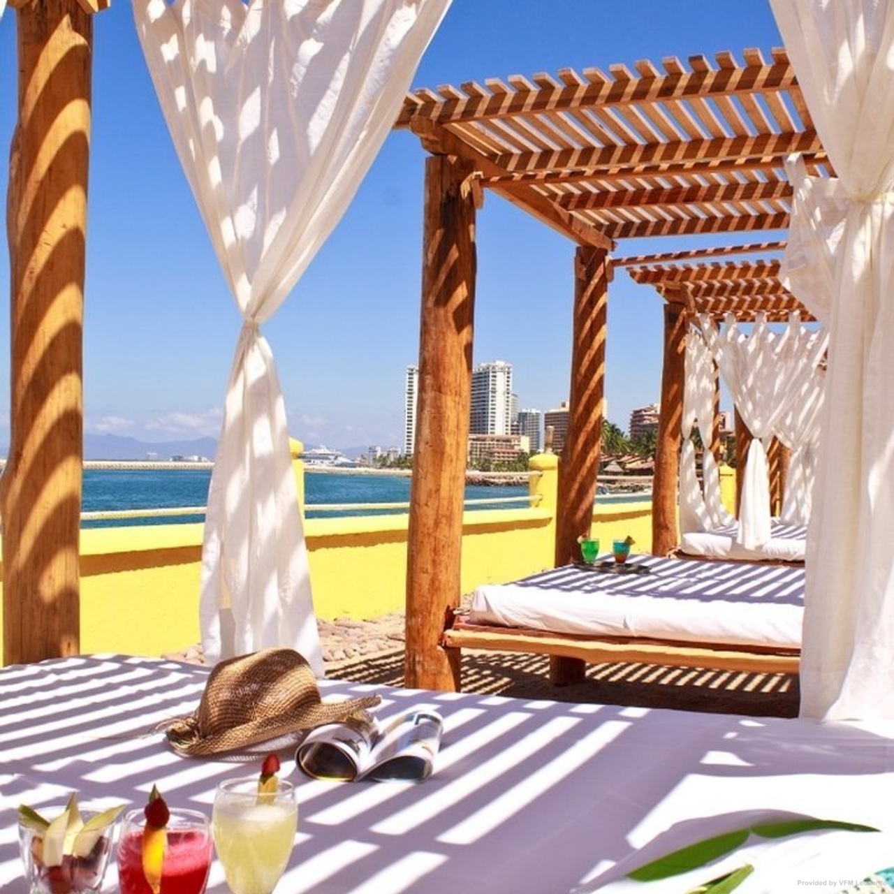 Hotel PLAZA PELICANOS CLUB BEACH RESORT en Puerto Vallarta en HRS con  servicios gratuitos