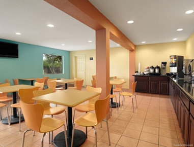Hotel Super 8 by Wyndham Tulsa