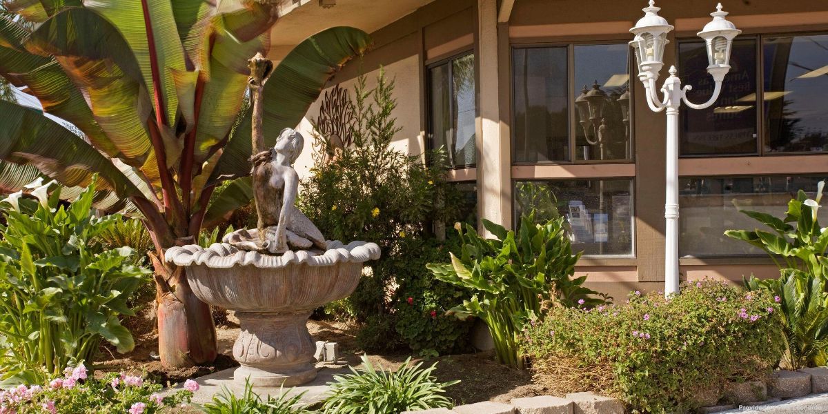 RED ROOF INN AND SUITES MONTEREY (Monterey)